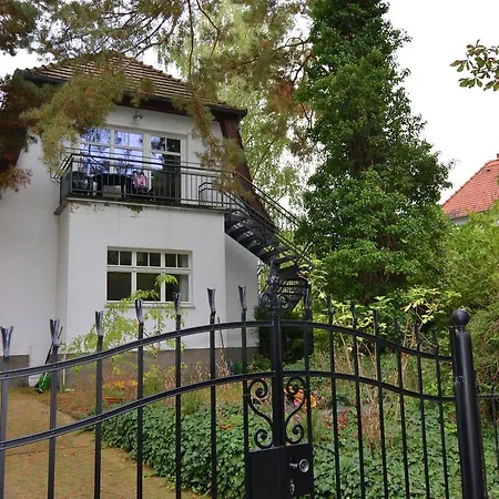 Апартаменты Striking Apartment Near Lake In Wannsee *